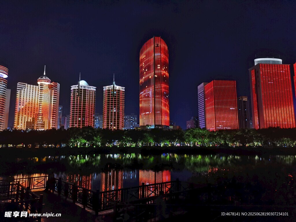 城市璀璨夜景倒映湖面
