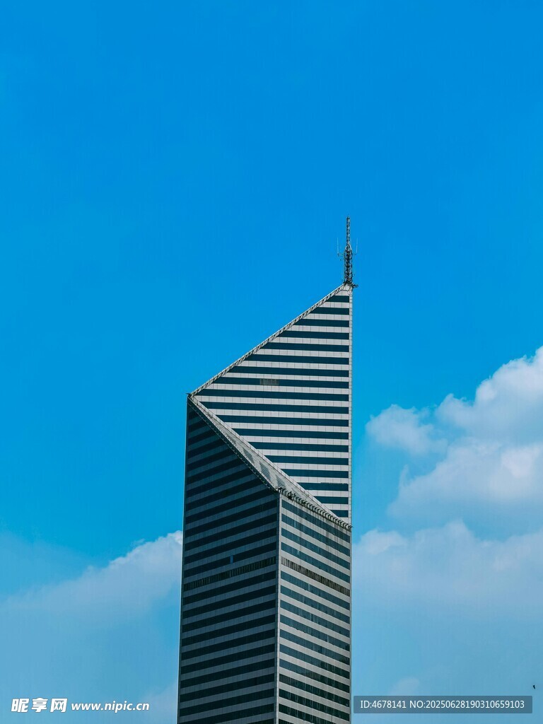 摩天大楼矗立蓝天之下