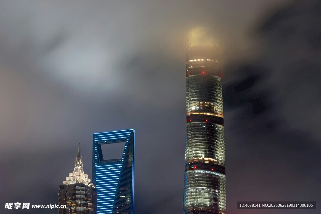 上海摩天大楼云雾中景象
