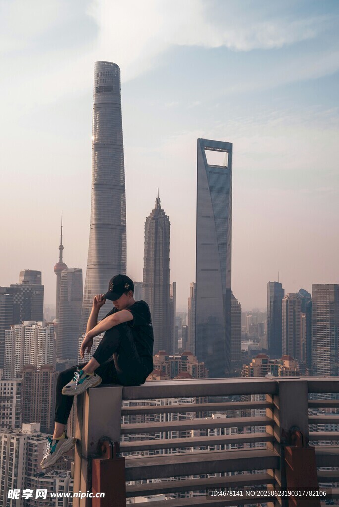 高楼边缘独坐的沉思者
