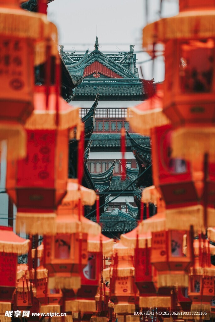 古街红灯笼营造传统氛围