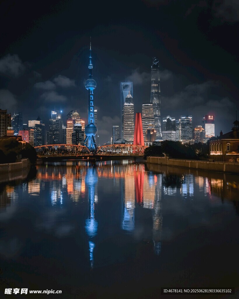 上海璀璨夜景倒映湖面