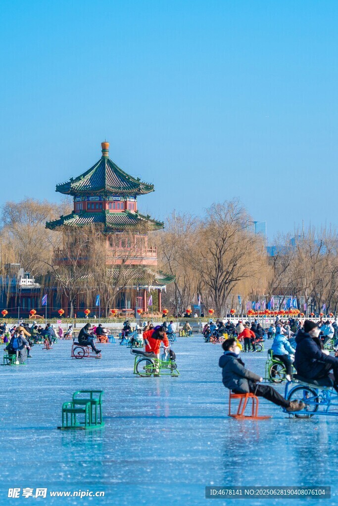 冬日湖面欢乐滑冰场景