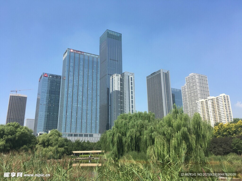 都市高楼与葱郁绿植景观