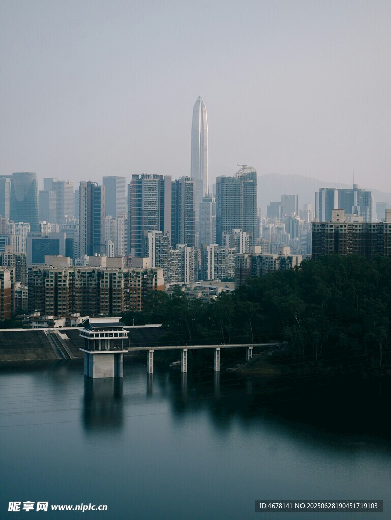 城市湖畔的现代建筑景观