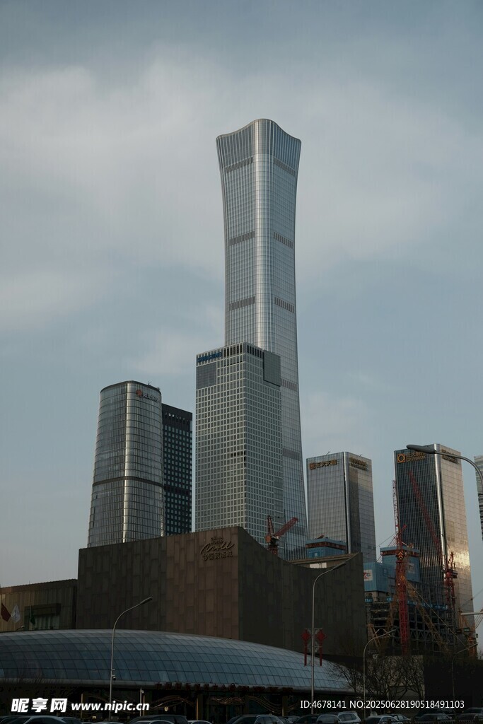 城市天际线中的摩天大楼