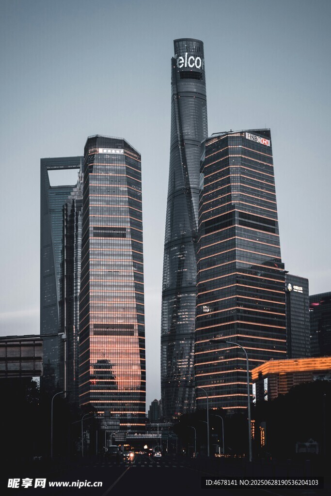 都市摩天大楼黄昏景象