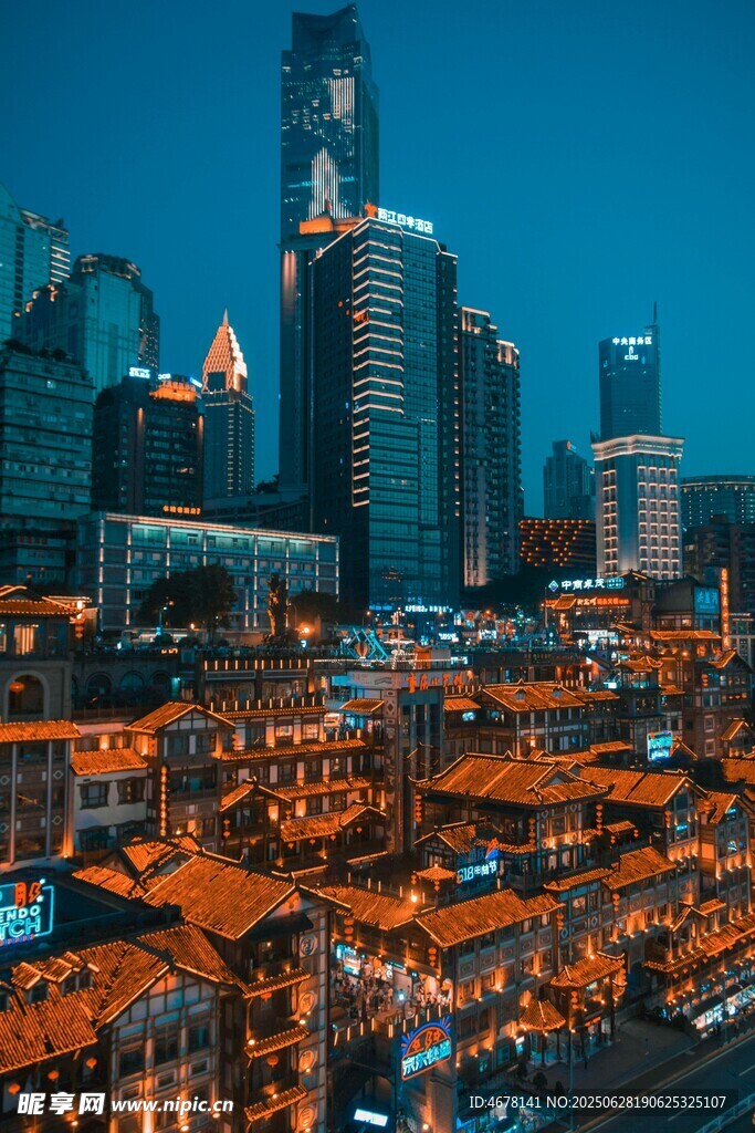 城市古今建筑夜景交融