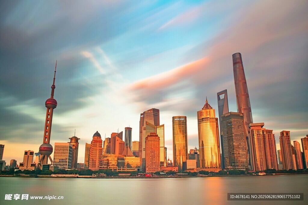 上海外滩璀璨城市天际线