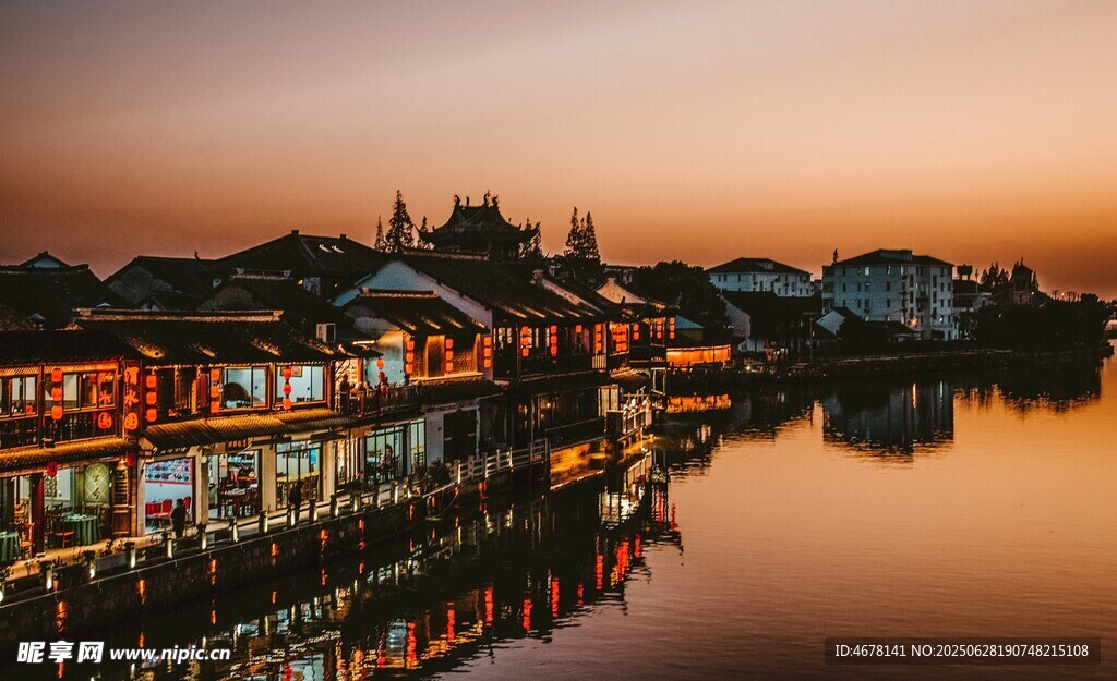 水乡夜景灯火映照的静谧美