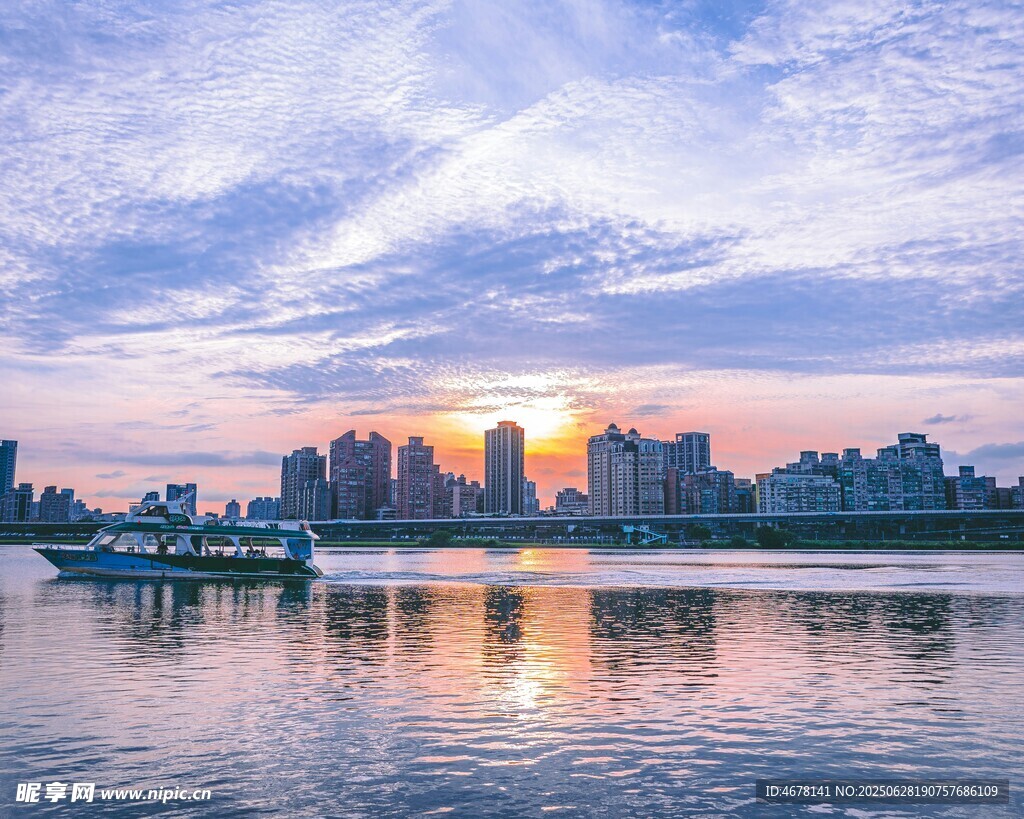 城市河畔美丽的日落景观