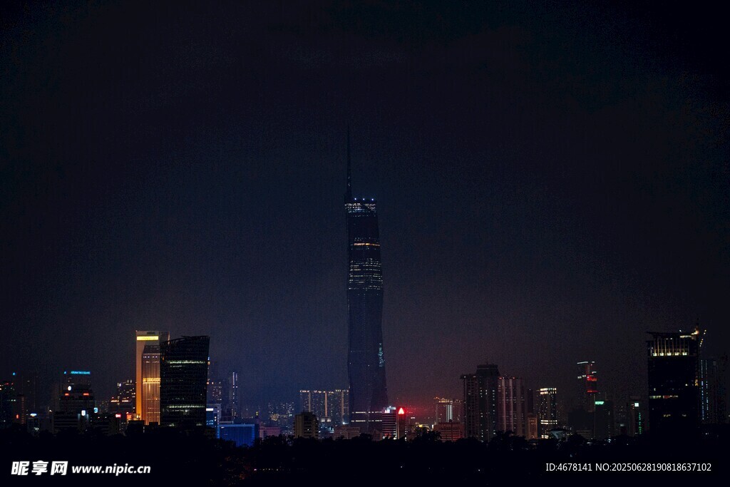 城市夜景中的璀璨高楼