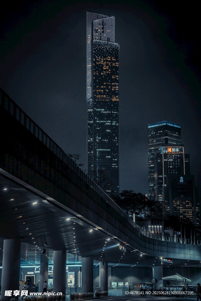 夜幕下的都市桥梁与高楼