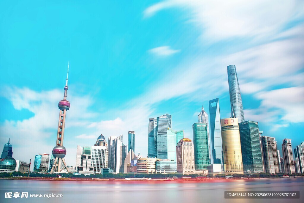 上海外滩繁华城市天际线