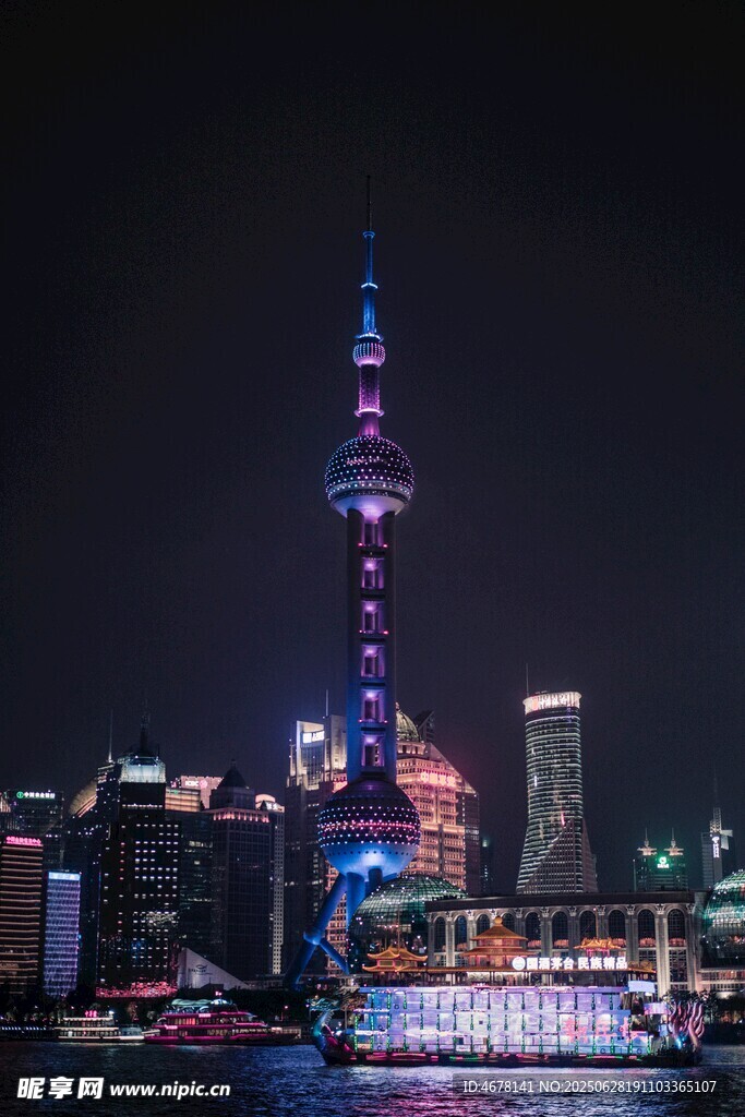上海外滩东方明珠璀璨夜景