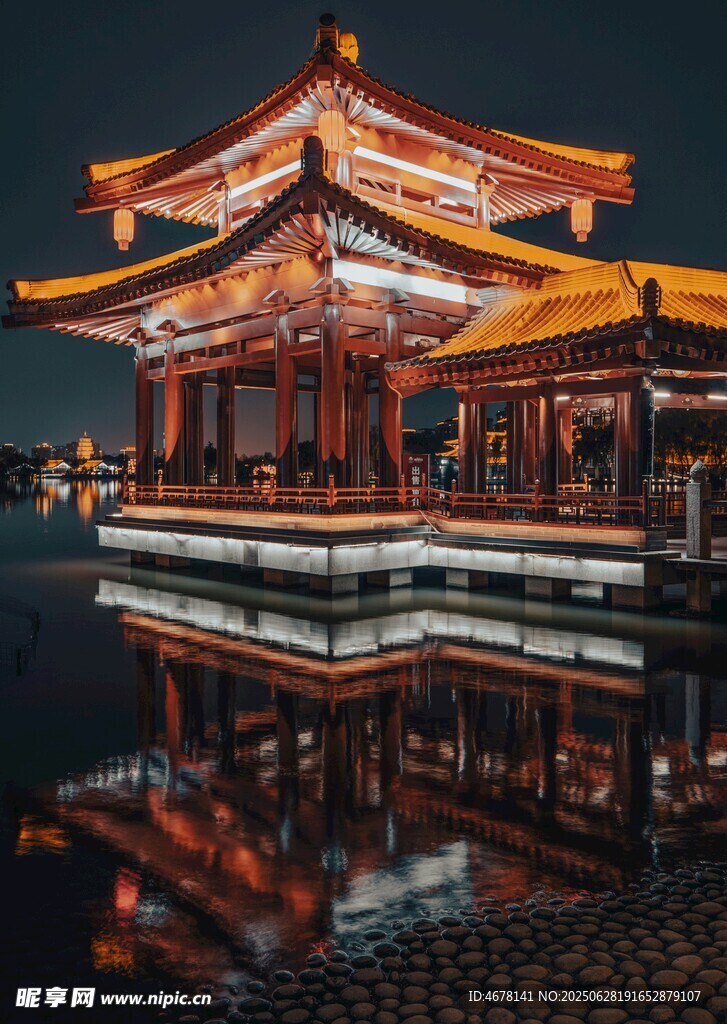 湖畔古亭夜景