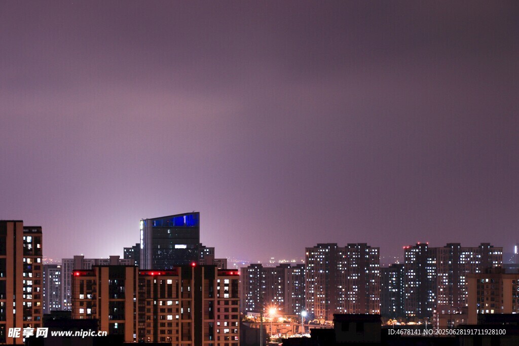 城市夜空闪电下的高楼