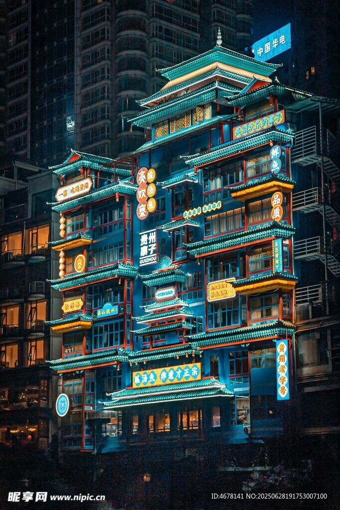 霓虹闪耀的都市复古建筑