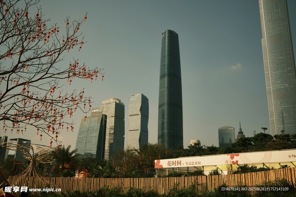 城市天际线与近处列车景观