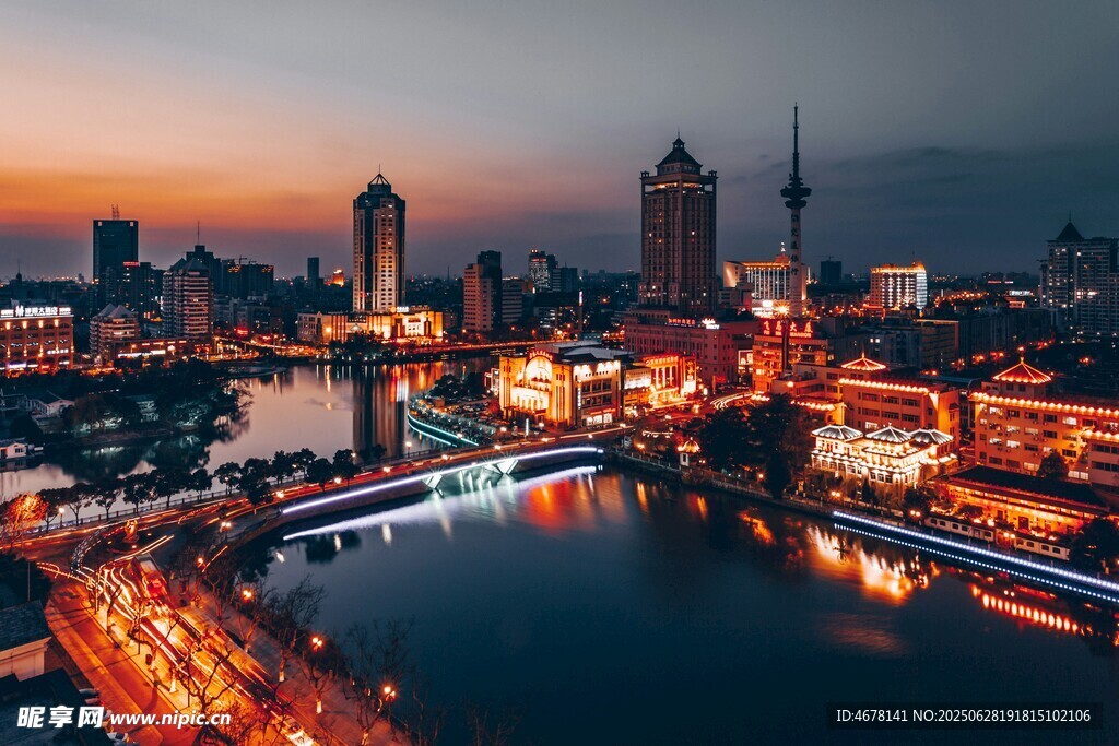 城市河畔璀璨夜景