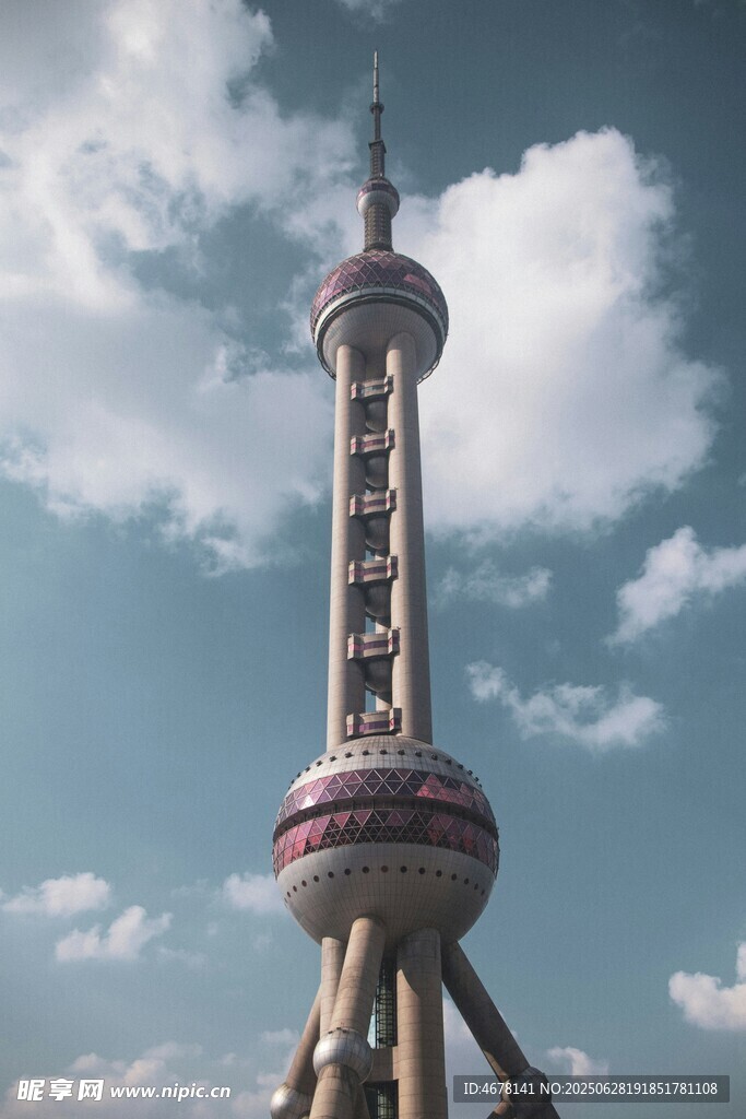 东方明珠塔蓝天白云相伴