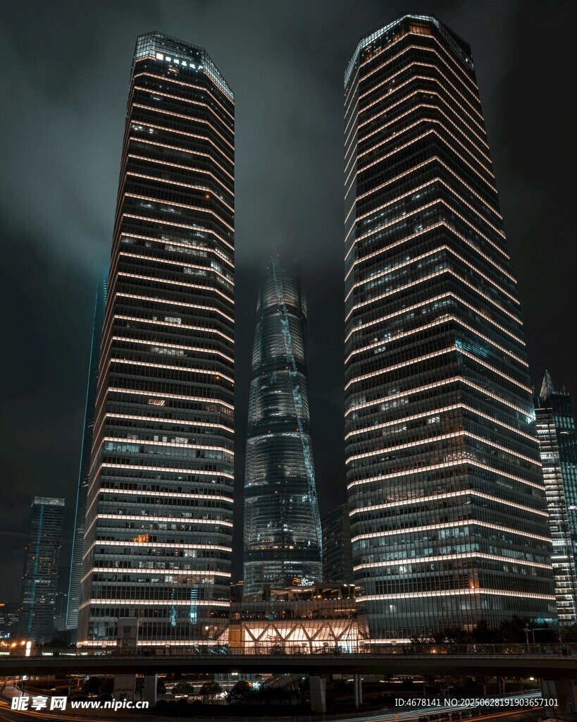 夜幕下的摩天双子楼