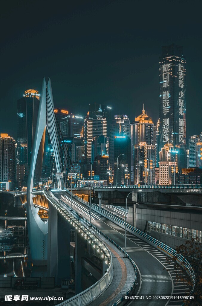 城市夜景中的桥梁与道路