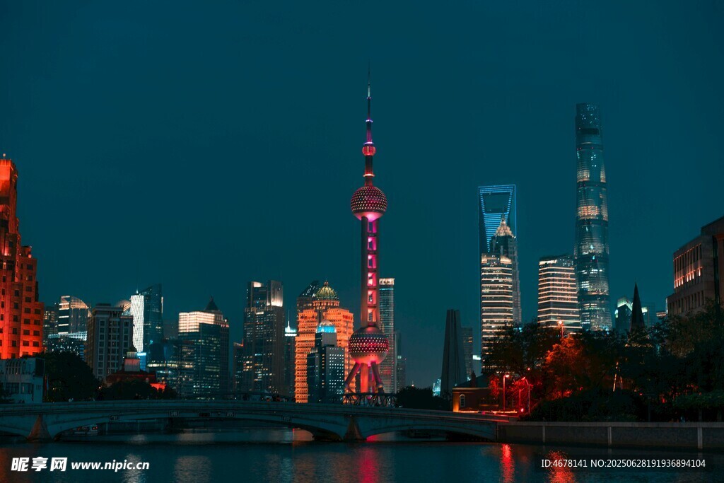 上海外滩夜景璀璨迷人