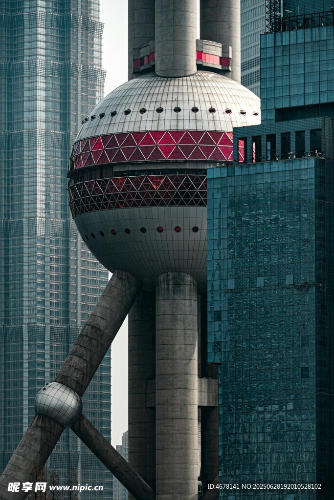 东方明珠塔与城市建筑景观
