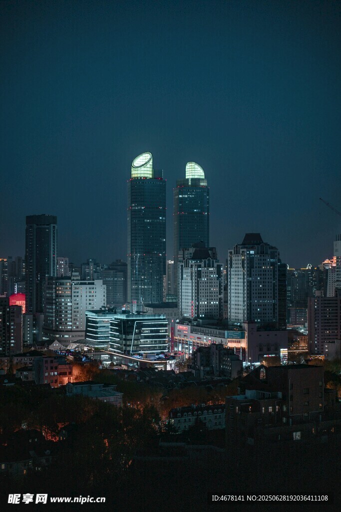 夜幕下的繁华都市景观