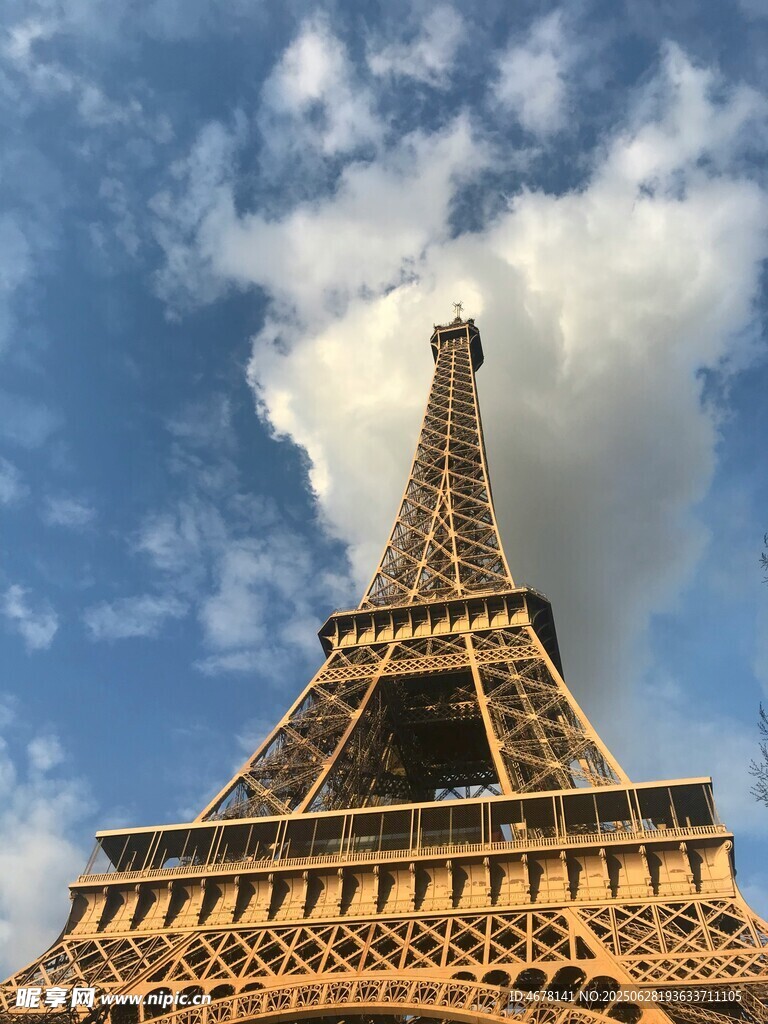 埃菲尔铁塔仰视美景