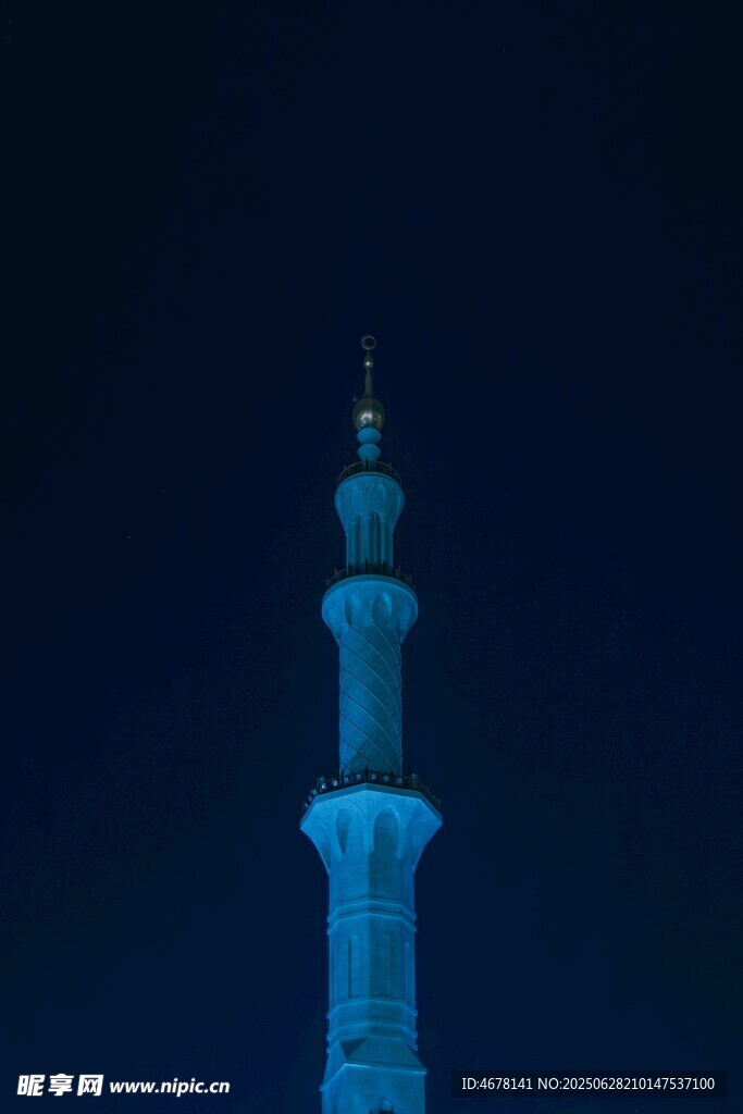 夜空下的蓝色尖塔建筑