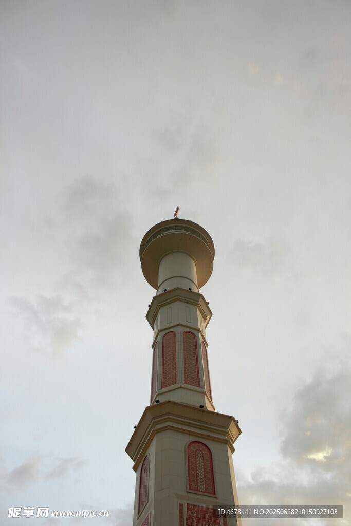 高耸塔楼天空背景下的建筑