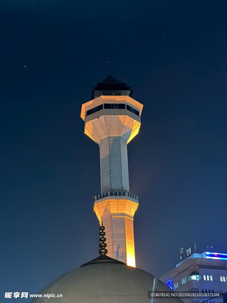 夜晚发光的独特高塔