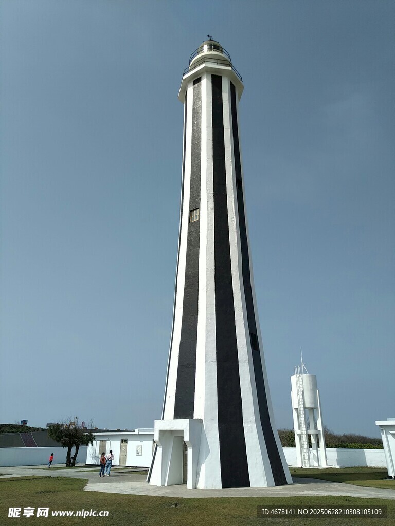 高耸黑白条纹灯塔建筑