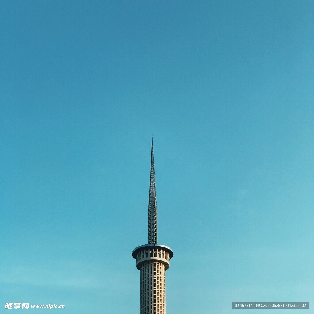 高耸尖塔蓝天背景下的建筑