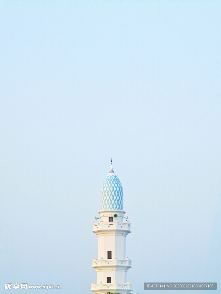 蓝天映衬下的白色尖顶建筑