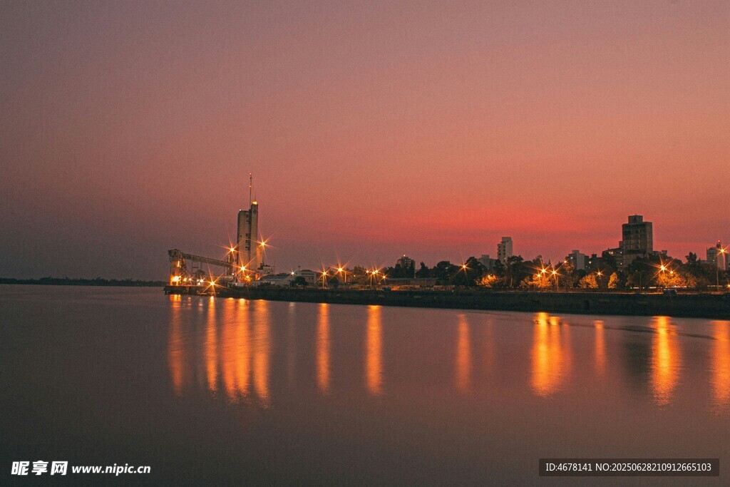 黄昏下城市湖畔美丽夜景