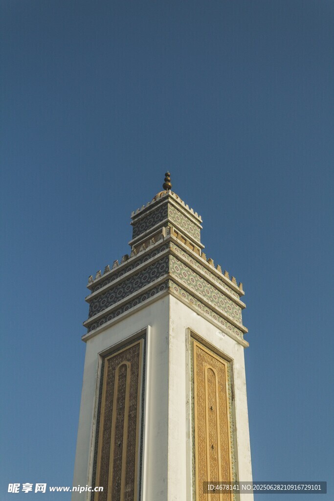 高耸建筑顶部特写