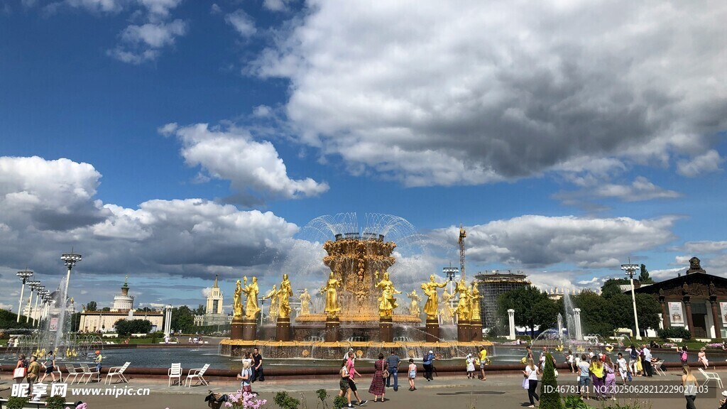 城市广场热闹景象