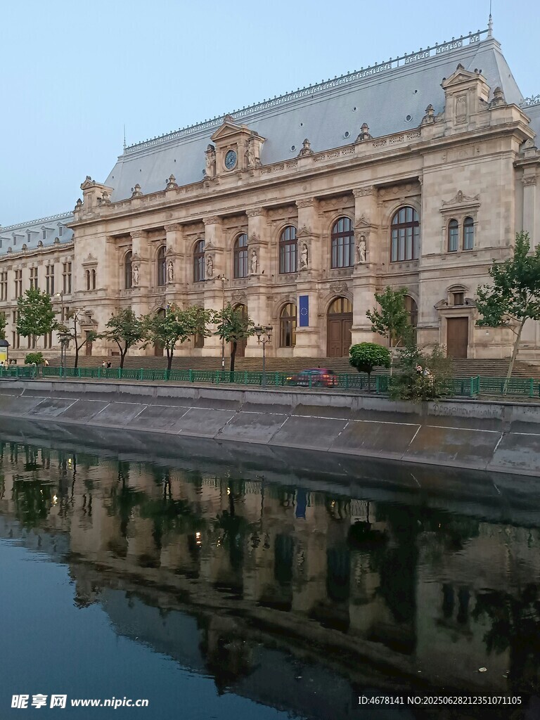 欧式建筑倒映在平静水面