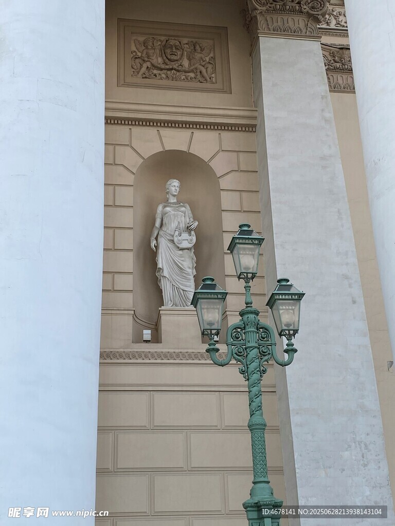 古典建筑旁的精致路灯