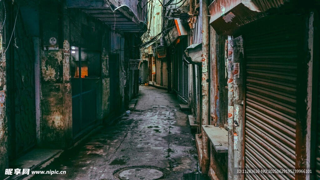 狭窄潮湿的老旧小巷