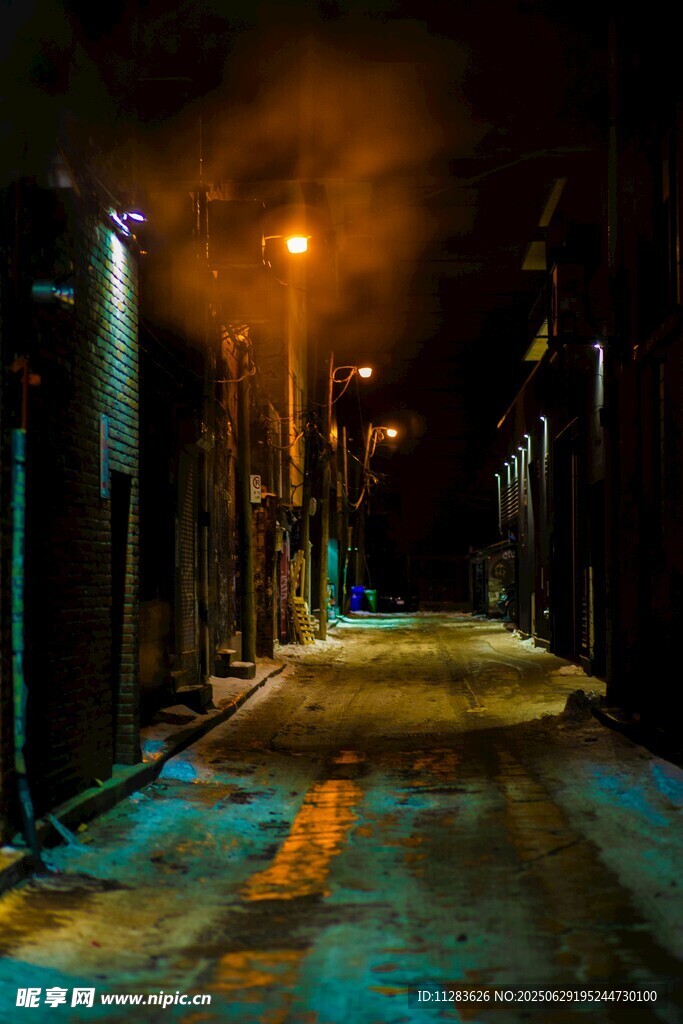 夜晚小巷的静谧光影
