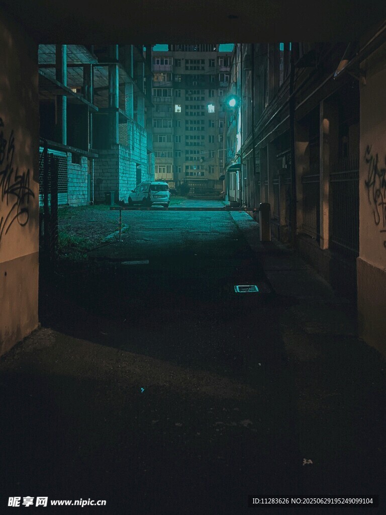 昏暗幽长的神秘小巷