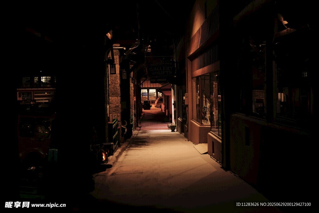 昏暗小巷中的静谧夜景