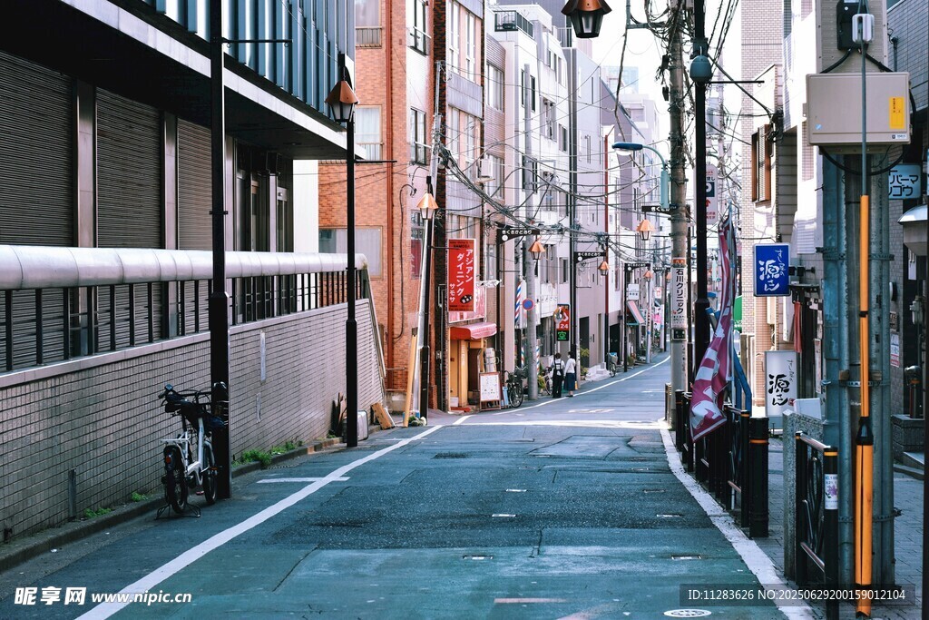 城市静谧街道景象