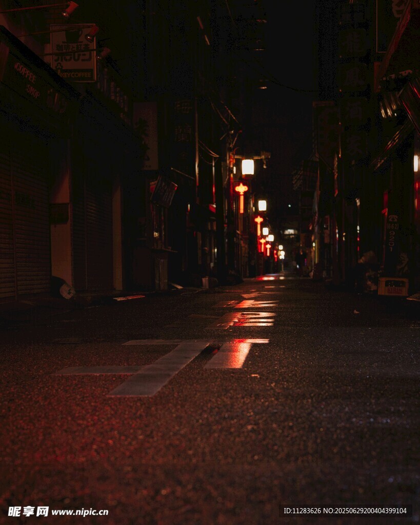 夜晚街道的静谧光影