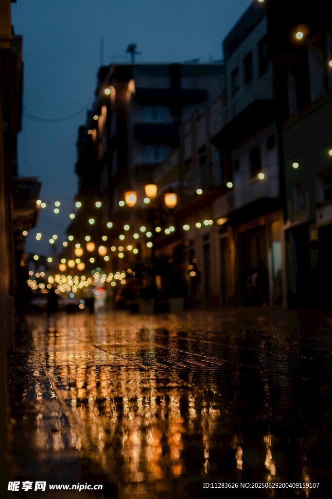 雨夜街道灯光倒影美景