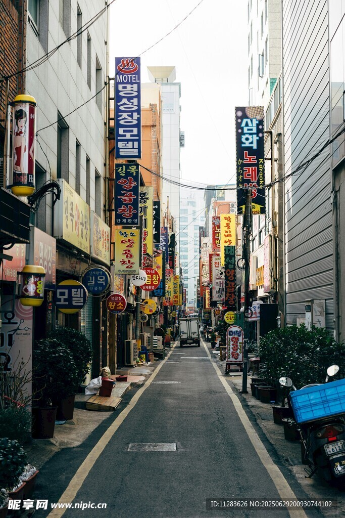 日本街头的繁华商业景象